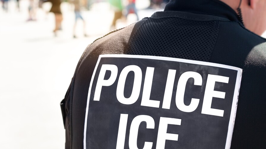 Migrante venezolano queda grave tras recibir disparo de agente de ICE en Austin