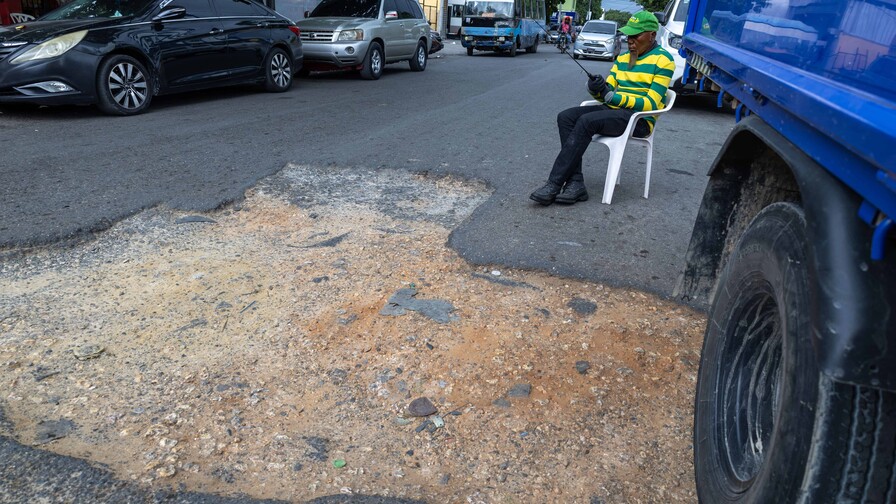 Tramo sin asfaltar dificulta tránsito en la calle Doctor Betances