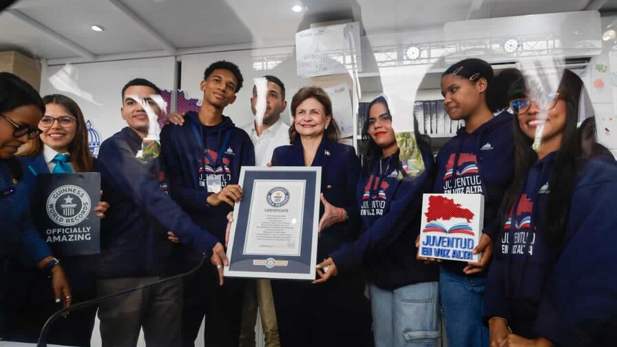 Cinco jóvenes devuelven a República Dominicana el récord de lectura en voz alta