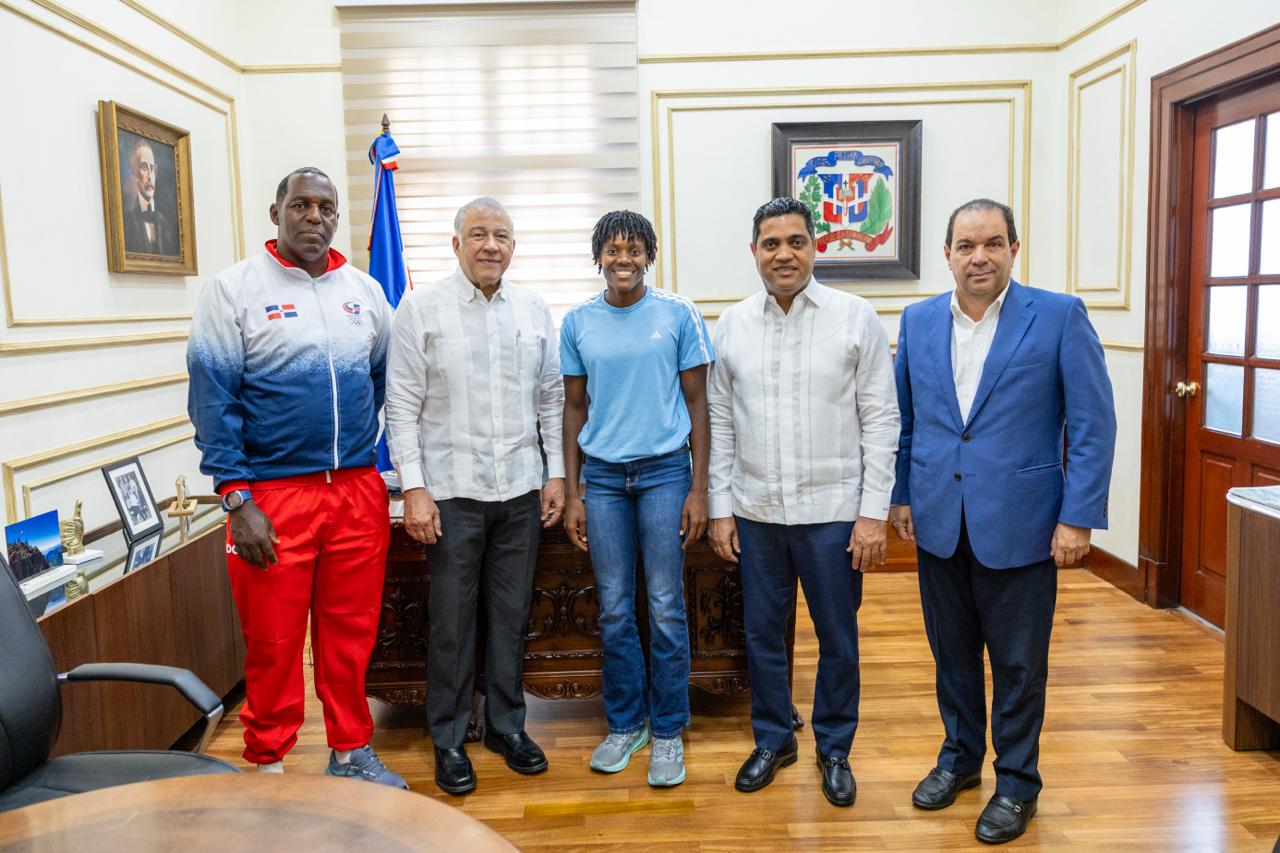 Gobierno entrega minibús a fundación de Marileidy Paulino para trasladar jóvenes atletas