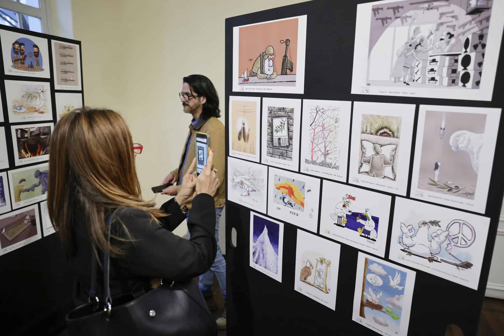 Caricaturistas de 52 países reflexionan sobre la guerra y la paz en Bogotá