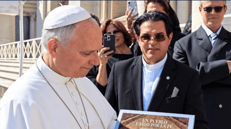 Papa León XIV recibe en el Vaticano libro sobre patrimonio religioso dominicano