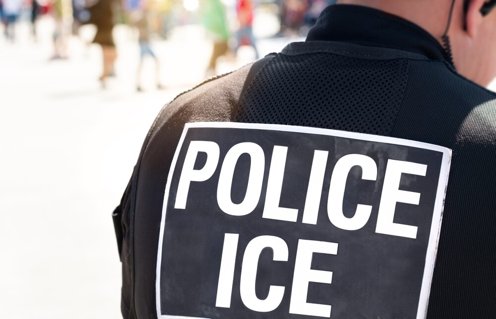 Migrante venezolano queda grave tras recibir disparo de agente de ICE en Austin