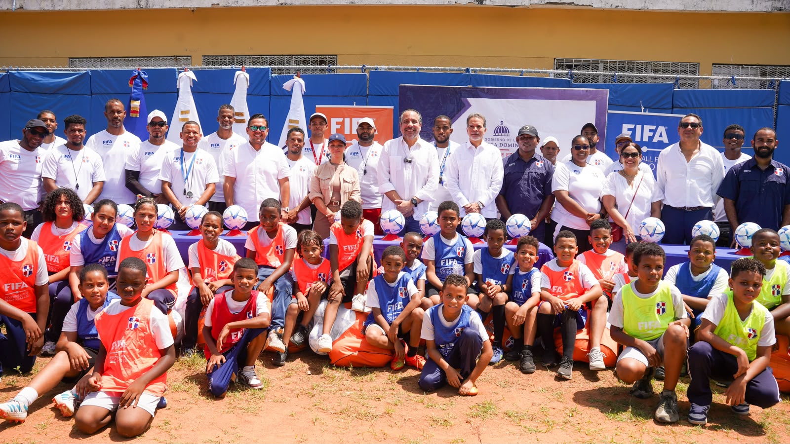 Inefi amplía entrega de equipos deportivos a escuelas de Pedernales y Puerto Plata