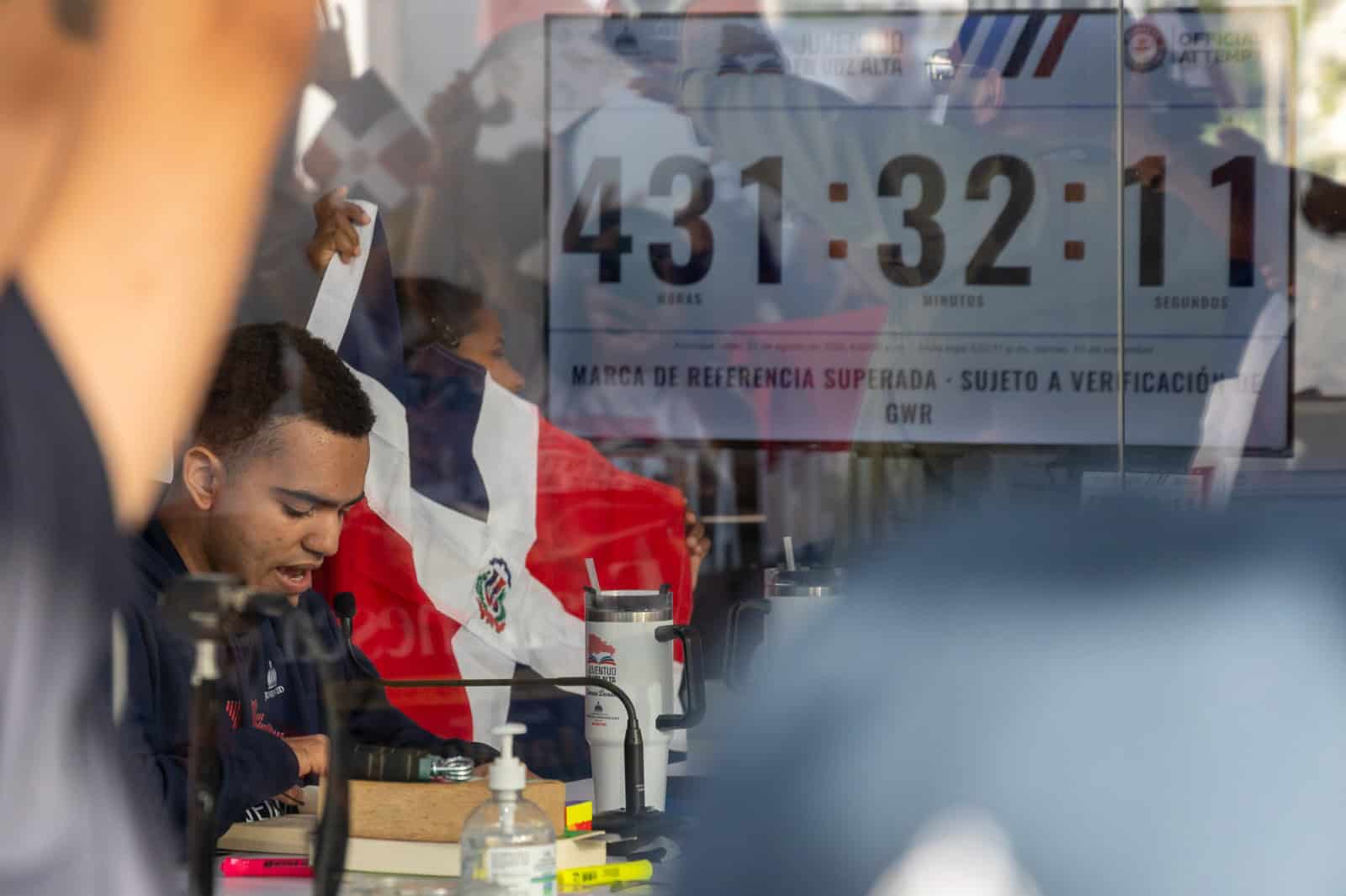Cinco jóvenes dominicanos rebasan las 432 horas en maratón de lectura
