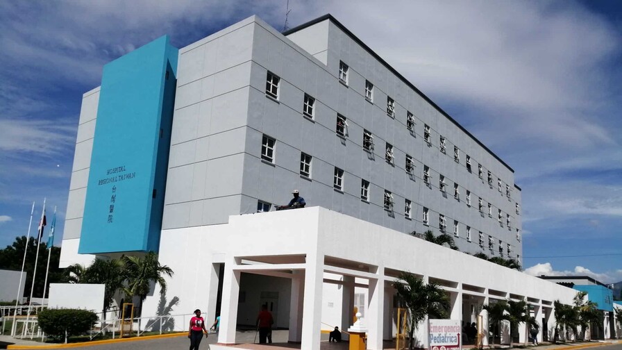 Hospitalizan a dos estudiantes en Azua por presunta intoxicación vinculada a fumigación agrícola