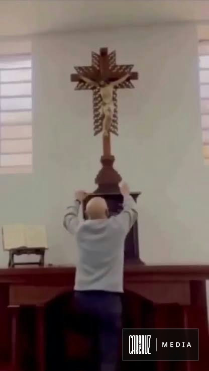Video capta el momento en que una pesada cruz cae sobre un sacerdote en una iglesia de Colombia