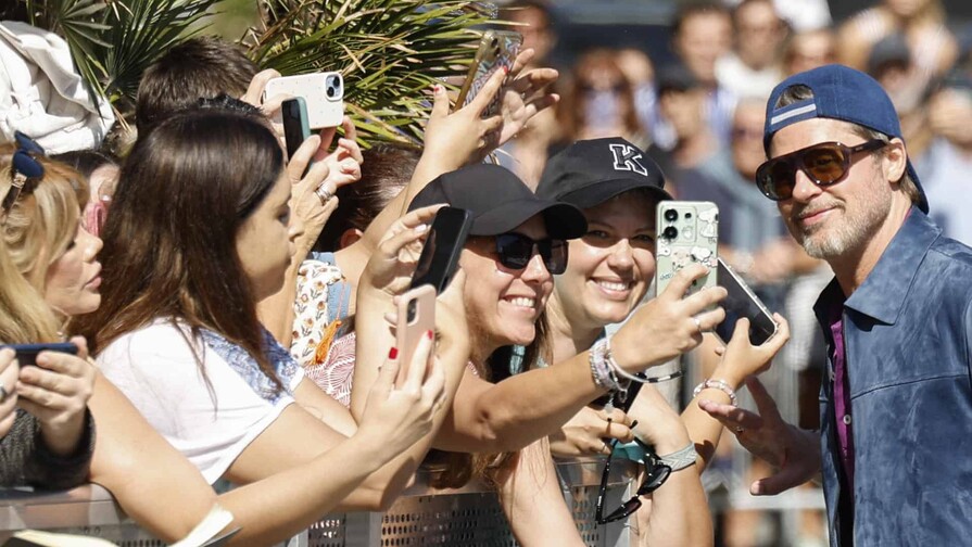 Brad Pitt moviliza a cientos de admiradores durante su llegada a San Sebastián