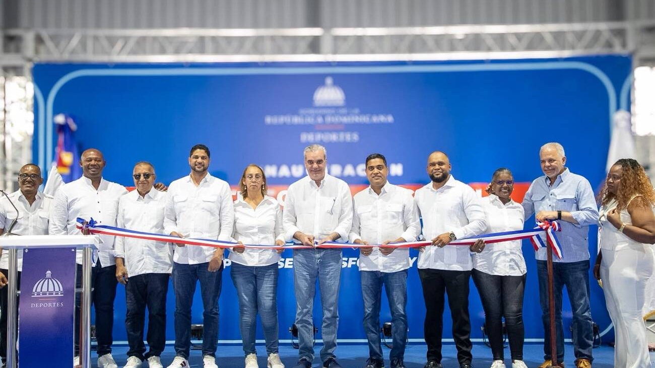Abinader inaugura techado multiuso de RD$29 millones en El Carril, Bajos de Haina