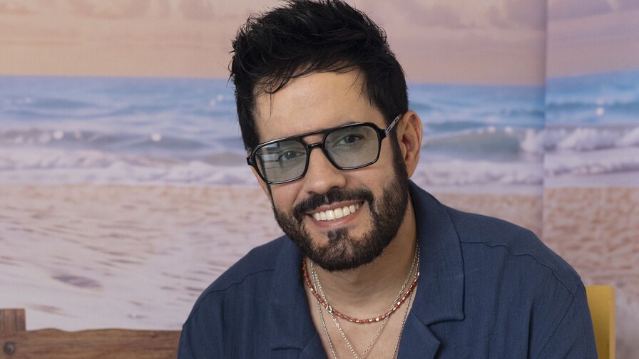 Manny Cruz celebra una década como solista con colaboración junto a Juan Luis Guerra