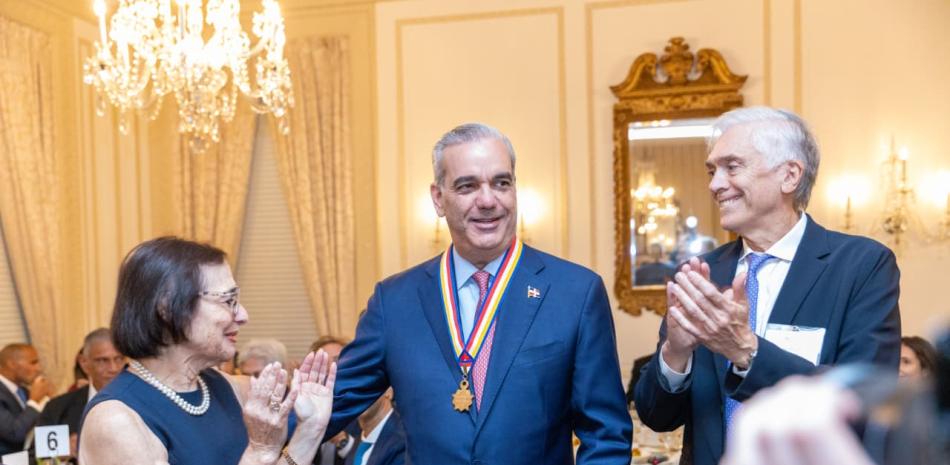 Americas Society condecora a Luis Abinader con la Insignia de Oro por su liderazgo institucional y económico