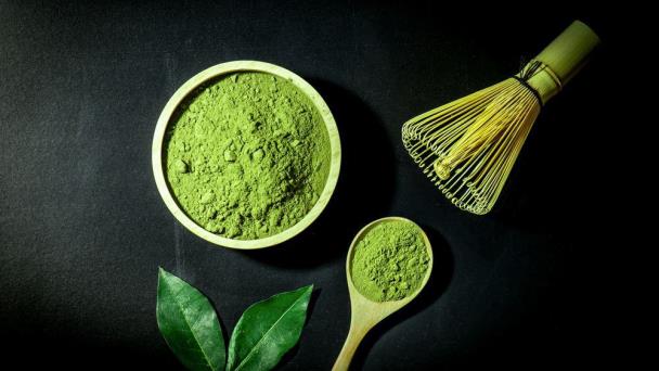Matcha gana espacio como alternativa al café, pero expertos aconsejan moderar su consumo