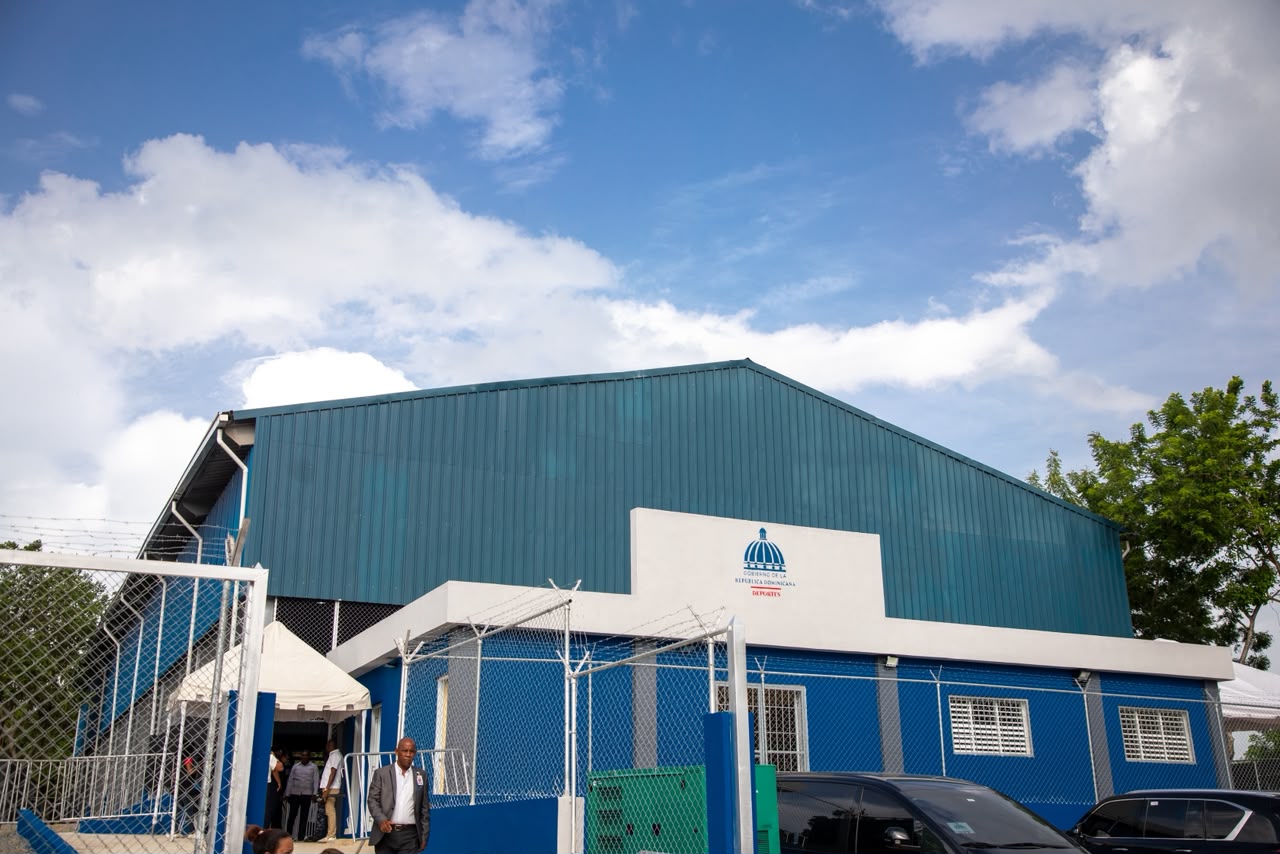Abinader inaugura techado multiuso de RD$29 millones en El Carril, Bajos de Haina