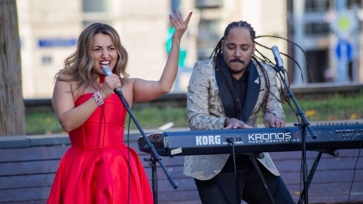 Yanco Santana lleva bachata bilingüe y merengue dominicano a la televisión rusa