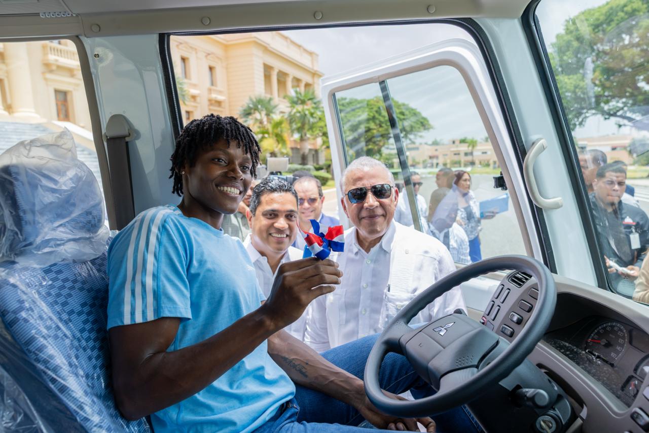 Gobierno entrega minibús a fundación de Marileidy Paulino para trasladar jóvenes atletas